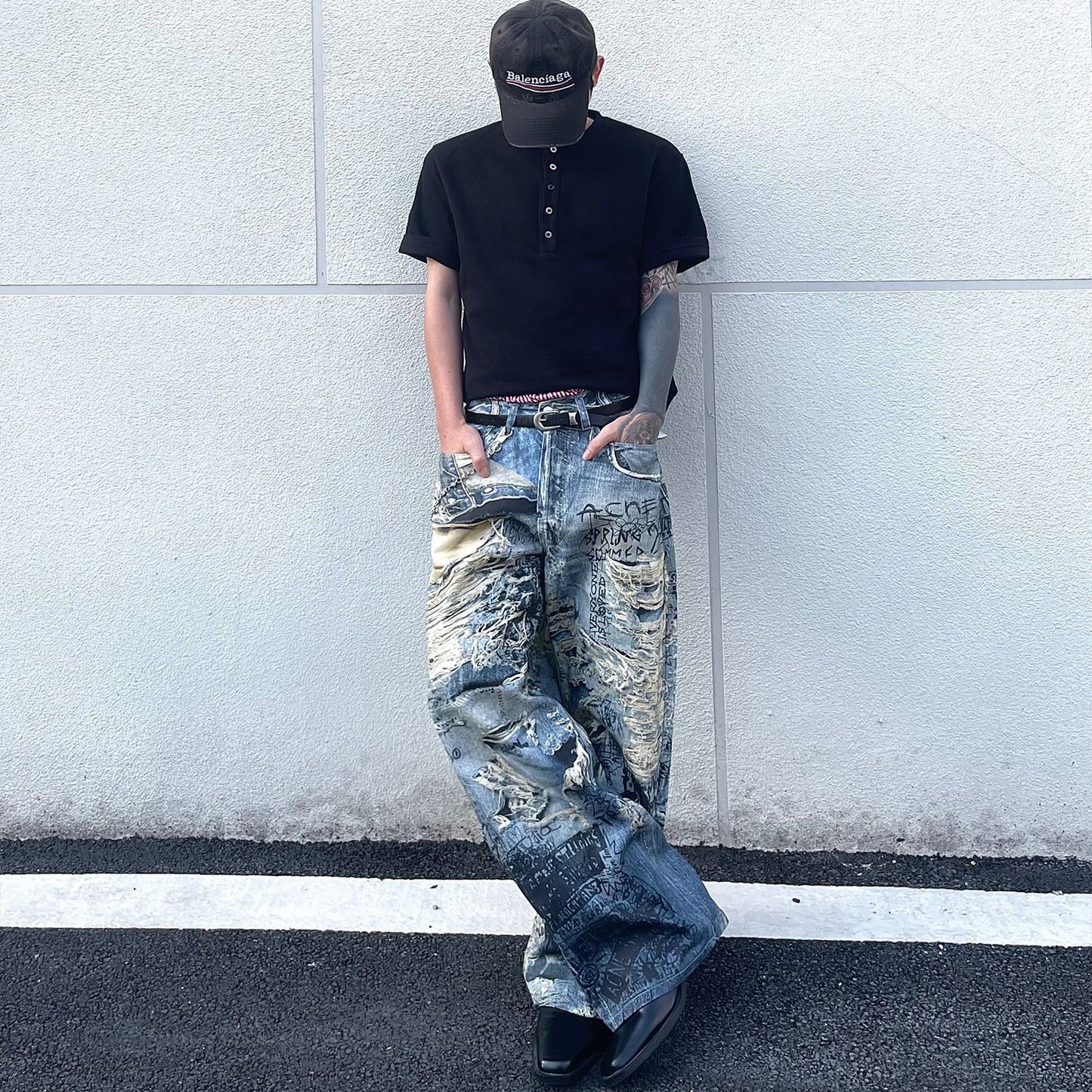 Jeans sfilacciati in denim con stampa floreale e lettere digitali