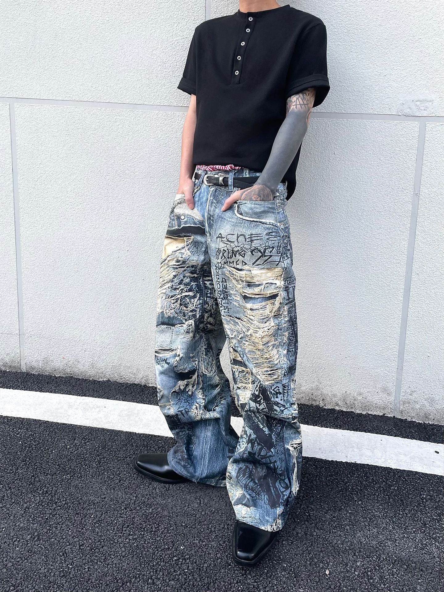 Jeans sfilacciati in denim con stampa floreale e lettere digitali