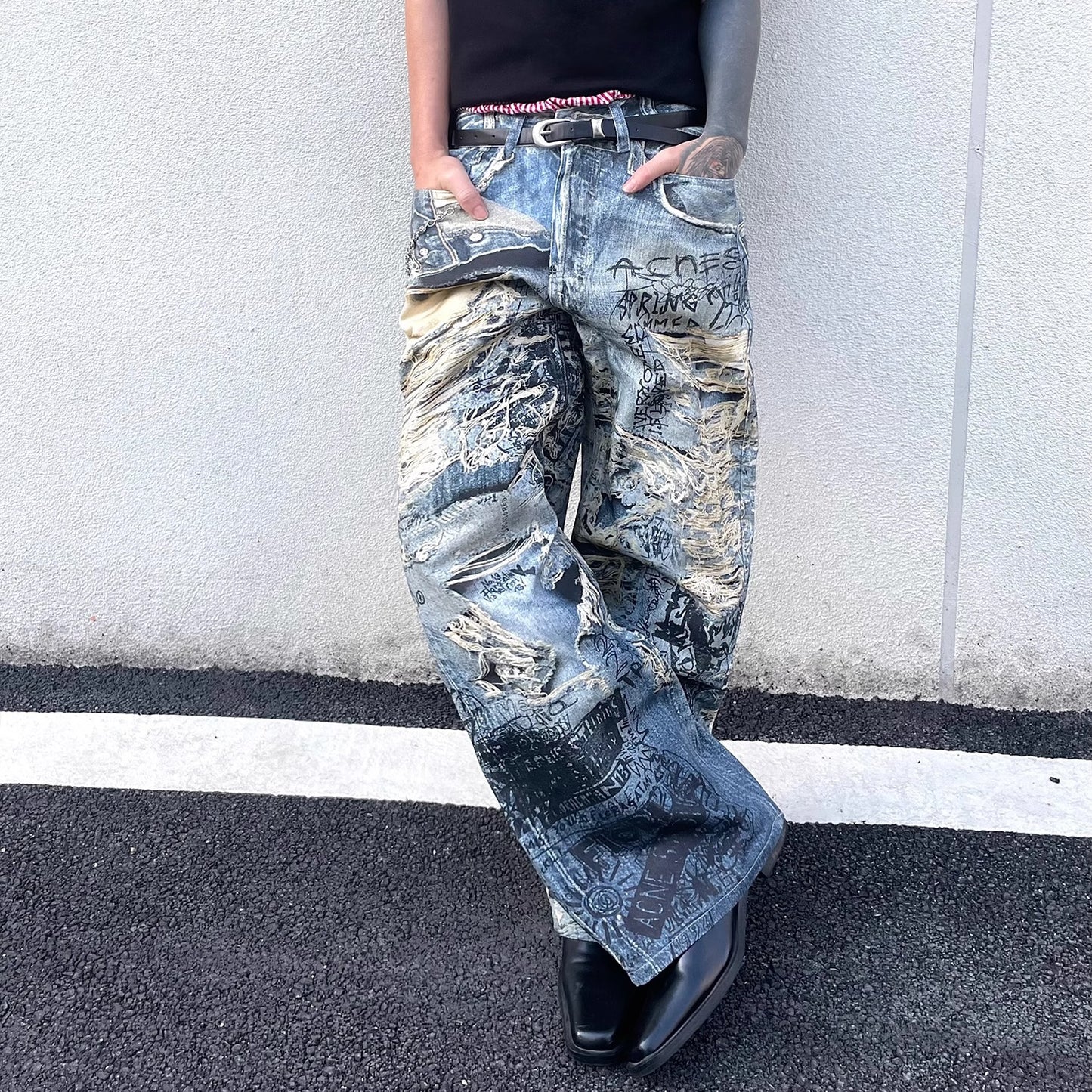 Jeans sfilacciati in denim con stampa floreale e lettere digitali