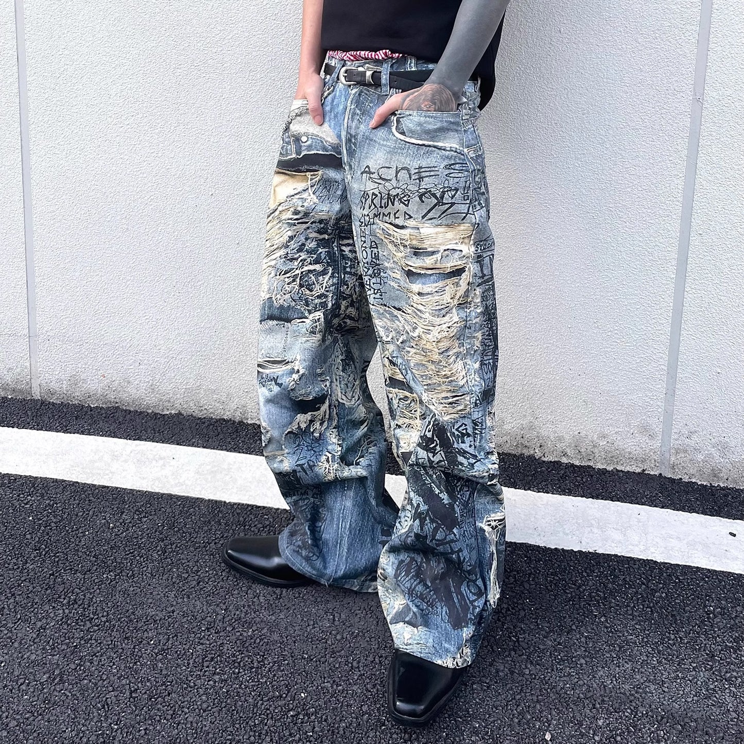 Jeans sfilacciati in denim con stampa floreale e lettere digitali